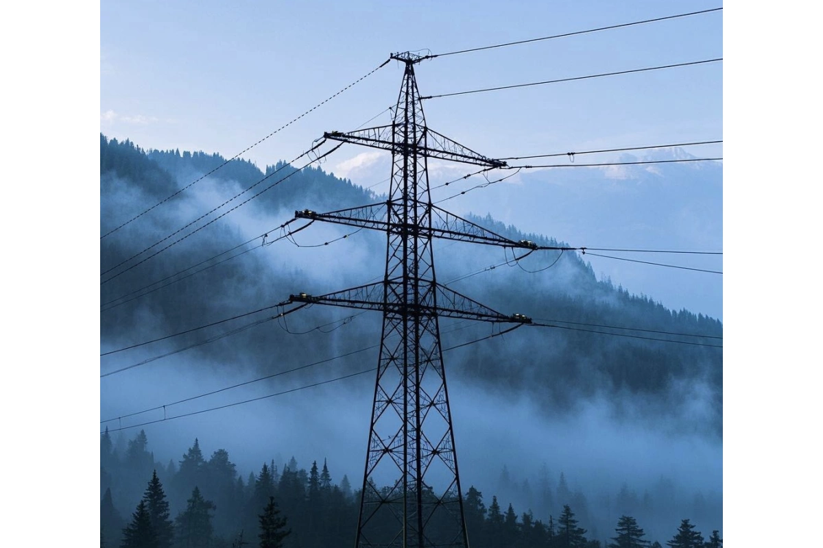 Kokios yra metalinio elektros energijos bokšto savybės?