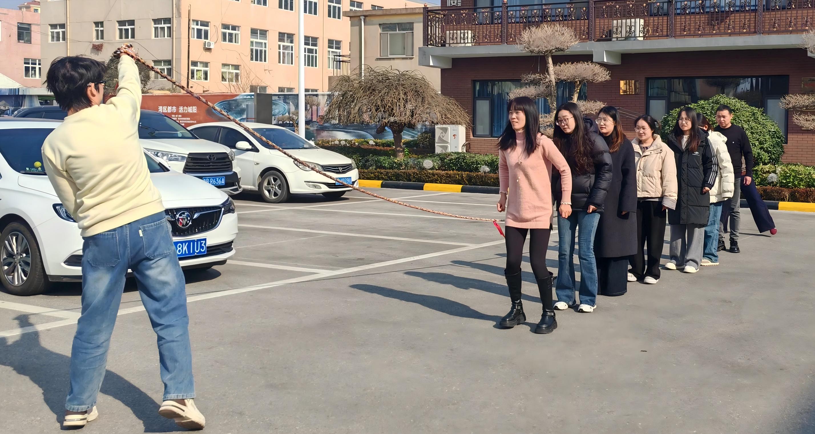 Maotong turi linksmą virvės vilkimą ir šokinėjimo virvę